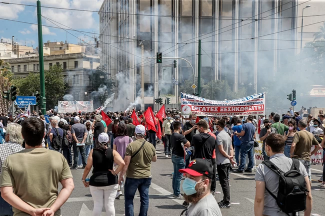 Μαζικές κινητοποιήσεις στο κέντρο της Αθήνας κατά του εργασιακού - To "παρών" έδωσαν τέσσερις πολιτικοί αρχηγοί