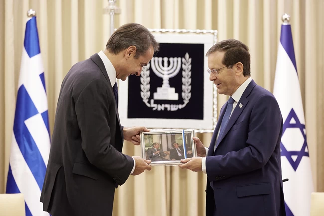 Εκπληξη για τον Κυριάκο Μητσοτάκη: Η φωτογραφία με τους πατεράδες τους, που του χάρισε ο Ισραηλινός πρόεδρος