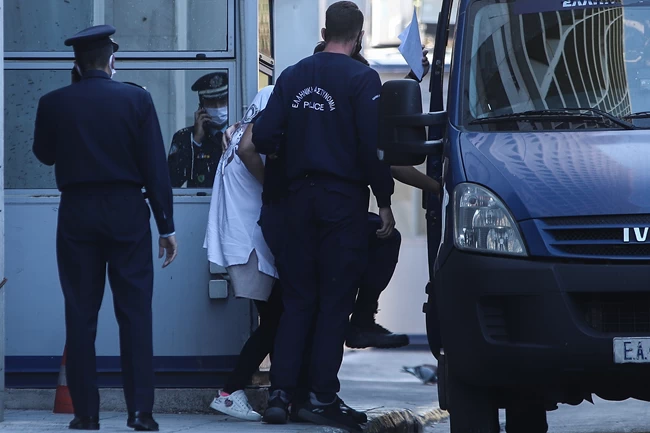 Βενετία Πόπορη: Αυτή είναι η Χρυσαυγίτισσα αστυνομικός που καταδικάστηκε - Τυλιγμένη με σεντόνι στη ΓΑΔΑ [εικόνες]