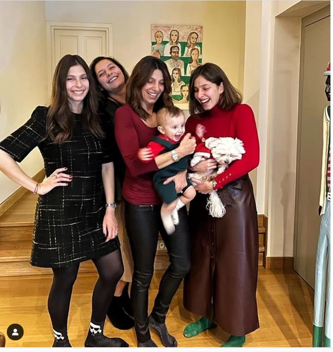 The power of 4: Η Πόπη Τσαπανίδου ποζάρει με τις κόρες της και τον εγγονό της