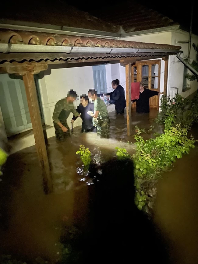 Κακοκαιρία Daniel: Κομάντος της Ζ-ΜΑΚ απεγκλώβιζαν όλη τη νύχτα άτομα στην Καρδίτσα - Συγκλονιστικές εικόνες