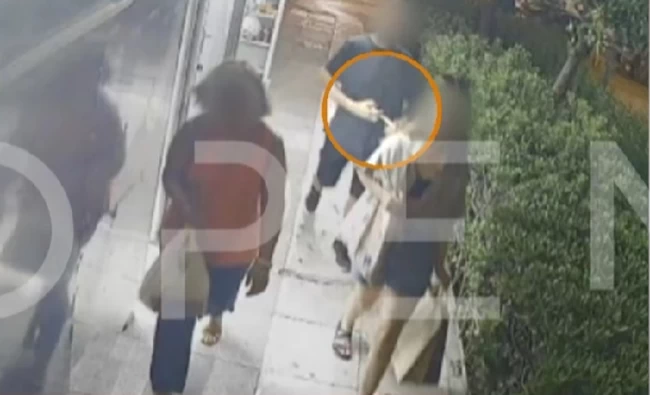 Ντοκουμέντο από την Καισαριανή: Η στιγμή που ο άγνωστος επιτίθεται με τη σύριγγα σε κοπέλα [βίντεο]