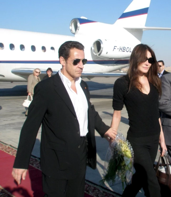 Ο Νίκος Αλιάγας φωτογραφίζει την Κάρλα Μπρούνι στο πάτωμα ενός ξενοδοχείου carla_bruni
