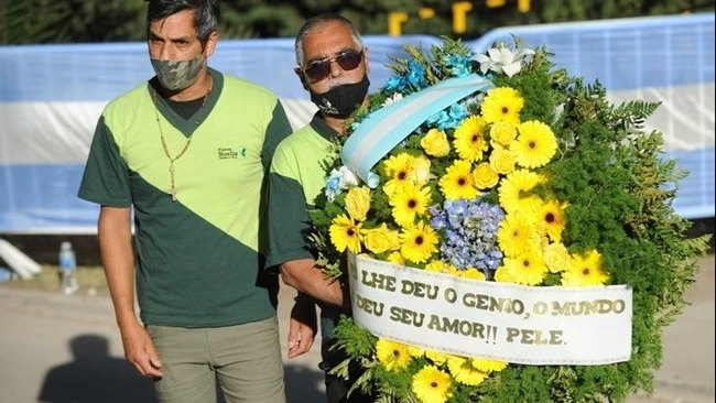Κηδεία Μαραντόνα - Συγκίνηση με το στεφάνι του Πελέ: Ο Θεός σε έκανε ιδιοφυΐα