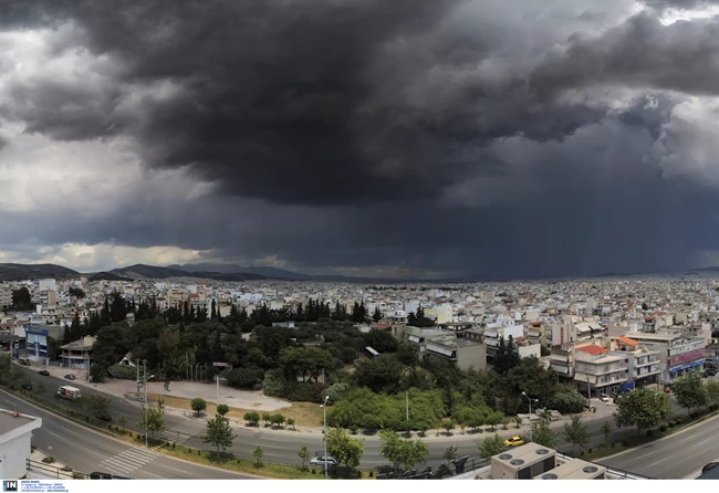 Εντυπωσιακό: Καταιγιδοφόρο νέφος ύψους 10 χιλιομέτρων πίσω από την καταιγίδα στην Αττική