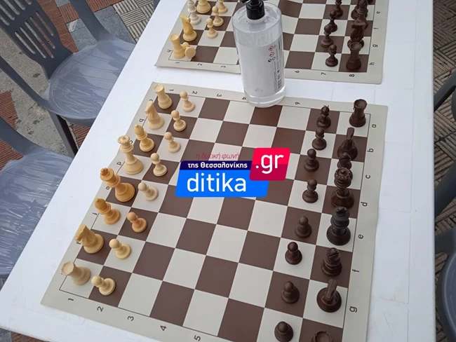 Θεσσαλονίκη: Μία τεράστια σκακιέρα στήθηκε στην Πλατεία Ευόσμου [Εικόνες, Βίντεο]