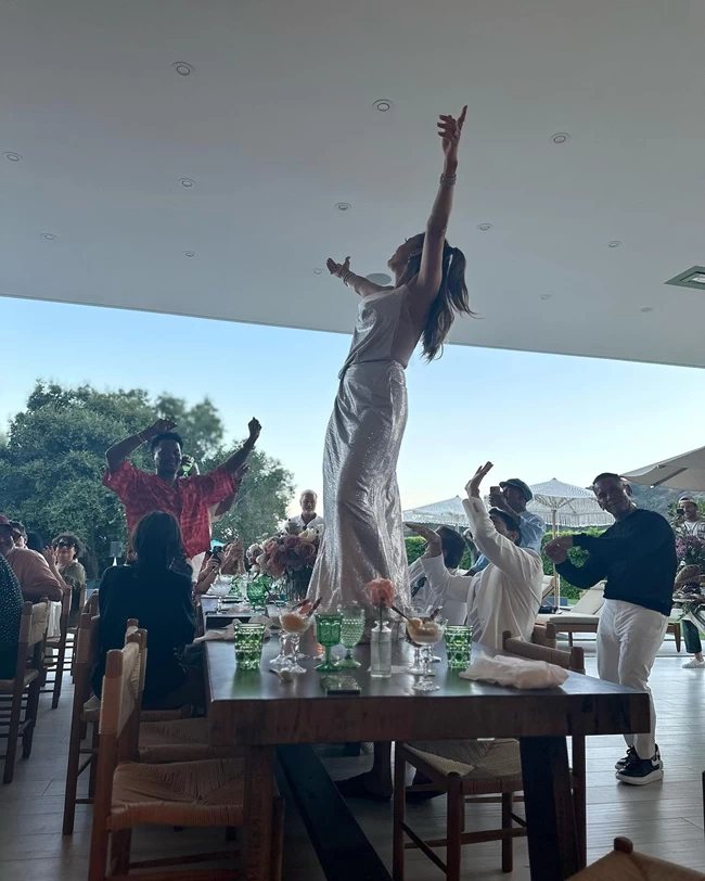 Η JLo έγινε 54 - Το Mediterranean chic πάρτι για τα γενέθλιά της και το μικροσκοπικό μπικίνι που φόρεσε [εικόνες, βίντεο]