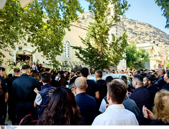 Πένθος στο Ναύπλιο: Συντετριμμένοι οι γονείς στην κηδεία του 14χρονου - Εκατοντάδες μαθητές δίπλα από το λευκό φέρετρο Πένθος στο Ναύπλιο: Συντετριμμένοι οι γονείς στην κηδεία του 14χρονου - Εκατοντάδες μαθητές δίπλα από το λευκό φέρετρο