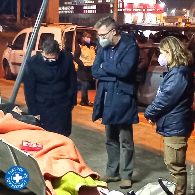 Ο Άκης Σκέρτσος μοίρασε φαγητό σε αστέγους μαζί με τους Γιατρούς Του Κόσμου [εικόνες]