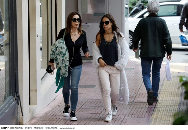 Κατερίνα Διδασκάλου: Ντυμένη casual, με την κόρη της στο κέντρο της Αθήνας - Σαν φιλενάδες [εικόνες]