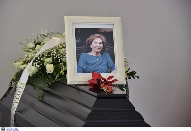 Πολιτική κηδεία Άλκης Ζέη: Πλήθος κόσμου στο τελευταίο "αντίο" στη σπουδαία συγγραφέα