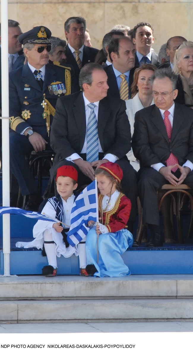 Νατάσα Παζαΐτη - Αλίκη Καραμανλή: Απαστράπτουσες με μάξι στην τελετή αποφοίτησης