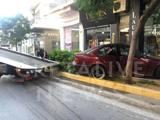 αυτοκίνητο έπεσε σε κατάστημα