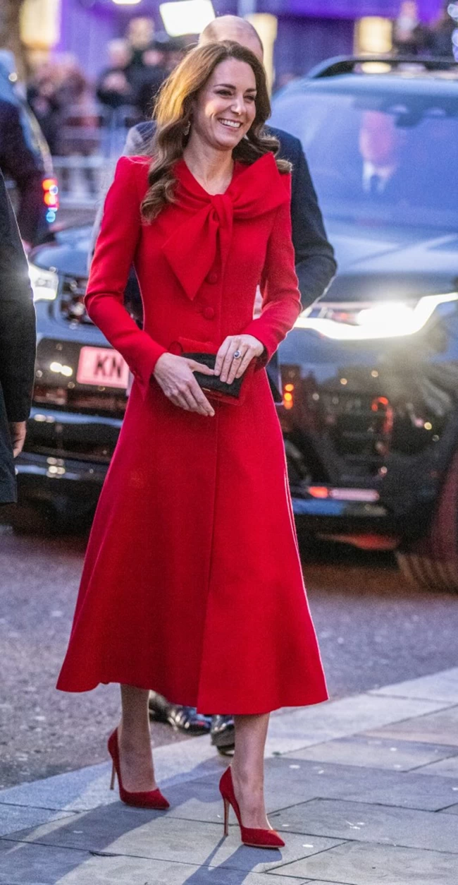 Κέιτ Μίντλετον: Το απίθανο Christmas look και η μάλλινη ζακέτα που έγινε sold out