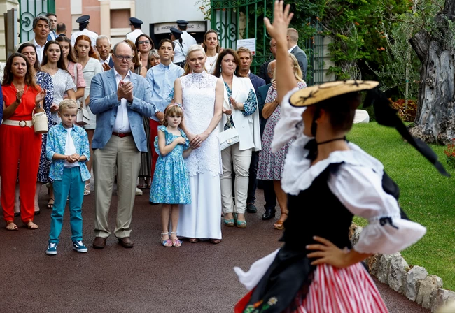 Οπτασία στα λευκά η πριγκίπισσα Σαρλίν: Η εμφάνιση με total white κεντημένο τοπ και νέο αιχμηρό κούρεμα