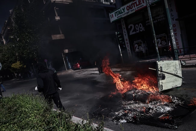 Επεισόδια έξω από την ΑΣΟΕΕ για τον τραυματισμό της 16χρονης στο Ν. Ηράκλειο - Αποκαταστάθηκε η κυκλοφορία