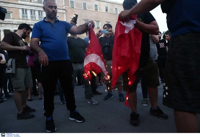 Καταδικάζει το ελληνικό υπουργείο Εξωτερικών το κάψιμο της τουρκικής σημαίας