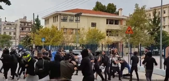 ΕΠΑΛ Σταυρούπολης: Η Χρυσή Αυγή συγχαίρει τους μαθητές με τα μαχαίρια και τα καδρόνια