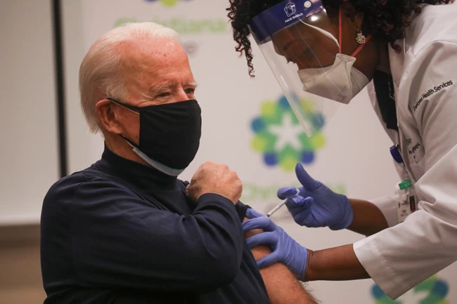 Τζο Μπάιντεν: Έκανε το εμβόλιο της Pfizer μπροστά στις κάμερες [εικόνες-βίντεο]