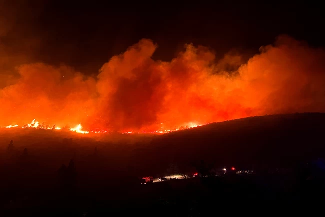 Φωτιά στην Πεντέλη - Βίντεο ντοκουμέντο: Μαυροφορεμένος εμπρηστής βάζει φωτιά στα Σπάτα και εξαφανίζεται