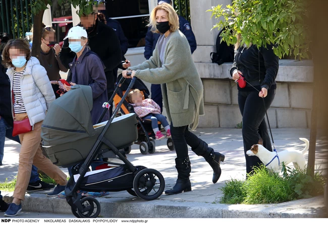 Τζένη Μπαλατσινού: Φωτογραφίζεται για πρώτη φορά με τον 3,5 μηνών γιο της στην αγκαλιά