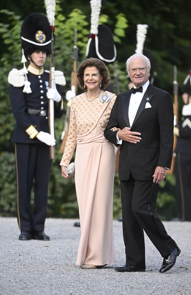 Royal λάμψη στη Σουηδία: Τα φλοράλ, τα μονόχρωμα και η μικρή πριγκίπισσα Εστέλ με το φόρεμα της μαμάς της