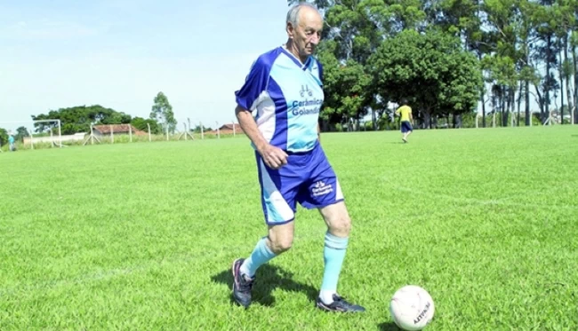 Ρεκόρ Γκίνες: Ποδοσφαιριστής ετών 90!