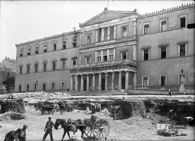Παλαιά ανάκτορα, σημερινή Βουλή από τη Λεωφόρο Αμαλίας κατά τη διάρκεια των εργασιών εκχωμάτωσης του χώρου για την κατασκευή της πλατείας του Μνημείου του Άγνωστου Στρατιώτη 1929