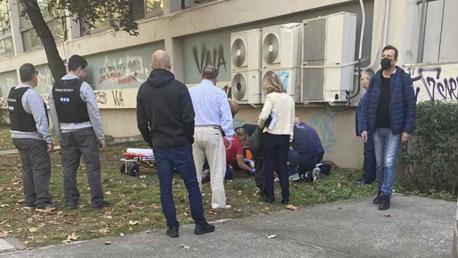 "Πάγωσε" το ΑΠΘ στη Θεσσαλονίκη: Φοιτητής έπεσε στο κενό από τον τρίτο όροφο της Νομικής [εικόνες]