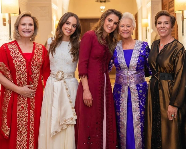 Τις έσβησε όλες η βασίλισσα Ράνια: Το henna party της κόρης της και η μαμά της νύφης που έκλεψε τις εντυπώσεις