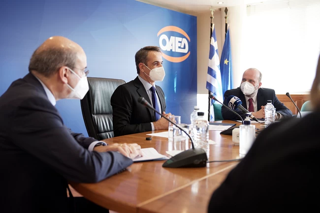 Επίσκεψη Μητσοτάκη στον ΟΑΕΔ: Επιπλέον 86.000 νέες θέσεις εργασίας το 2022 - "Εδώ κόλλησα το πρώτο μου ένσημο"