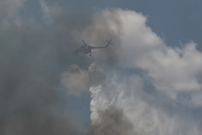 Φωτιά στη Νέα Πέραμο: Προβληματίζουν οι ισχυροί άνεμοι και οι αναζωπυρώσεις - Η εικόνα στα μέτωπα