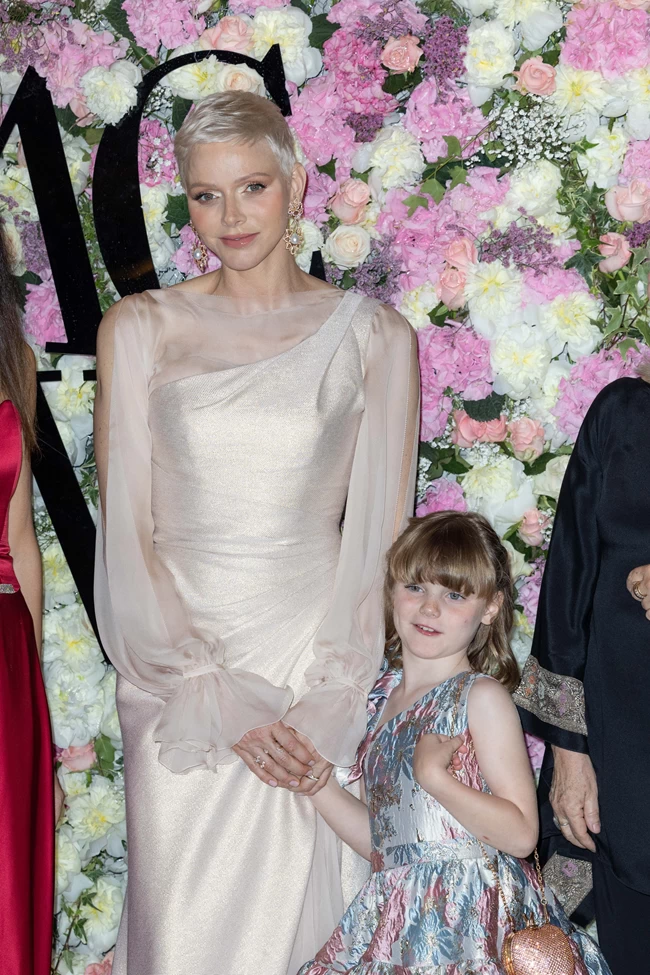 Με παραμυθένιο φόρεμα η πριγκίπισσα Σαρλίν: "Πέρασα πολλά, η υγεία μου είναι εύθραυστη" princess charlene