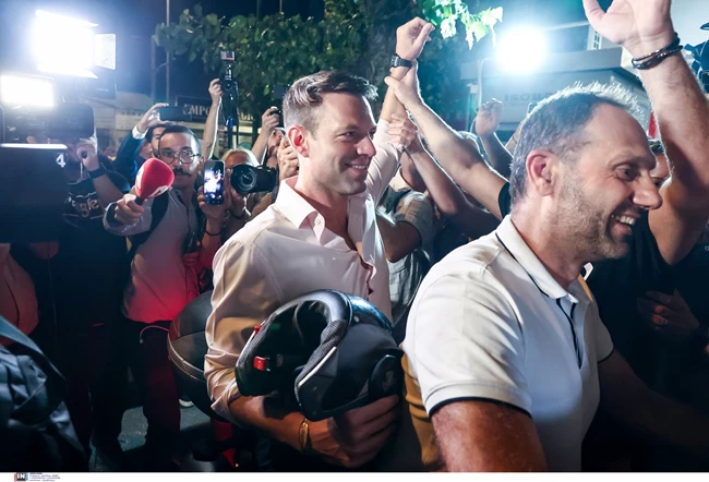 Αυτός είναι ο Κρητικός δικηγόρος "δεξί χέρι" του Κασσελάκη: Οδηγούσε τη μηχανή στην Κουμουνδούρου