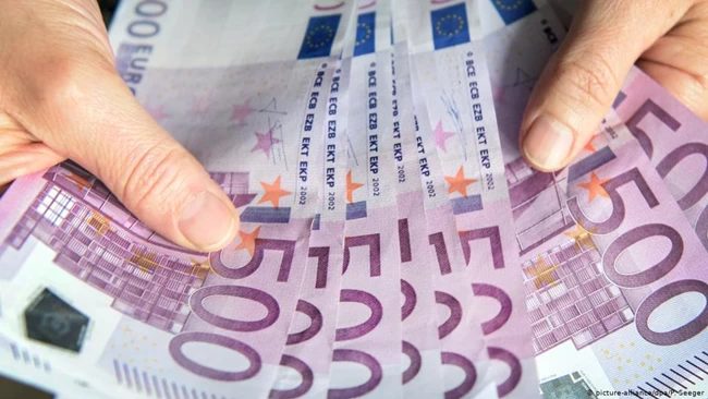 Ανάλυση: Γιατί πέφτει το ευρώ έναντι του δολαρίου - Πώς επηρεάζονται καταναλωτές και επιχειρήσεις