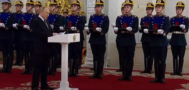 Με κόπο στέκεται όρθιος ο Πούτιν- Νέο αποκαλυπτικό βίντεο που τρέμουν τα πόδια του