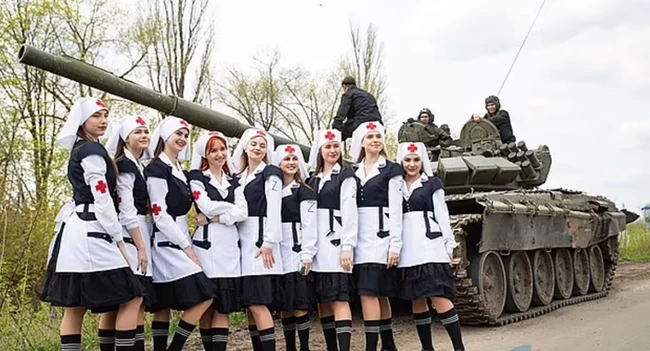 Ρωσίδες μοντέλα και ινφλουένσερς ντύνονται νοσοκόμες και εμψυχώνουν τον στρατό