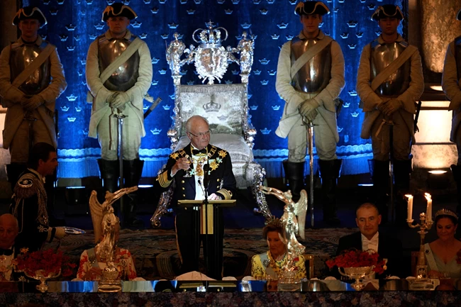 Εκθαμβωτική στο royal dinner της Σουηδίας η Άννα Μαρία: Η τιάρα με τη μεγάλη ιστορία, τα κοσμήματα και το burgundy φόρεμα