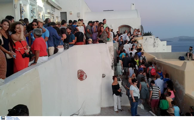 Σαντορίνη: Με αποστάσεις ασφαλείας θα φωτογραφίζουν το ηλιοβασίλεμα!