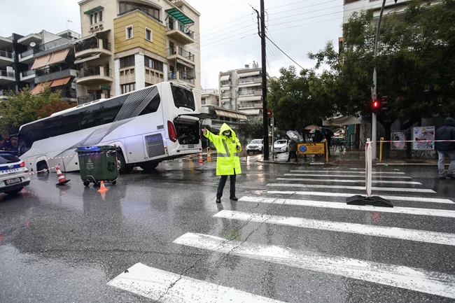 Θεσσαλονίκη: Μέχρι 2 μήνες θα διαρκέσουν τα έργα για την τρύπα που "κατάπιε" το λεωφορείο - Γιατί δημιουργήθηκε