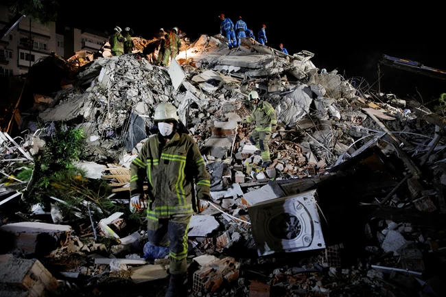 Σεισμός στη Σμύρνη: Μάχη με το χρόνο δίνουν οι διασώστες - Στους 25 οι νεκροί [εικόνες - βίντεο]