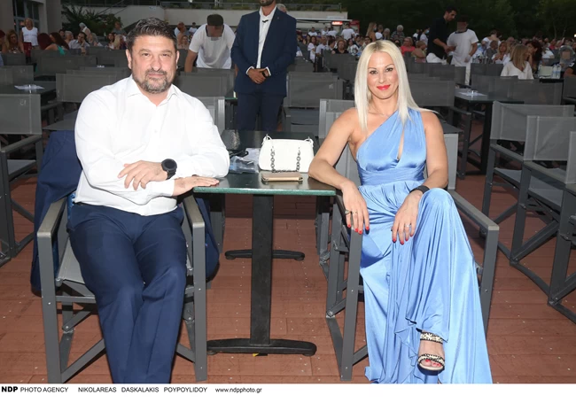 Ο Νίκος Χαρδαλιάς αγκαλιά με τον Τάκη Ζαχαράτο στην πρεμιέρα της παράστασής του [εικόνες]