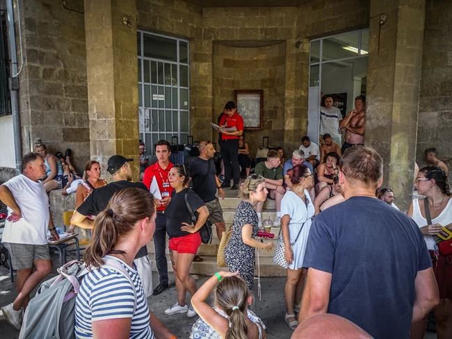Βρετανοί νεόνυμφοι επέλεξαν τη Ρόδο για το μήνα του μέλιτος - Πέρασαν το πρώτο βράδυ σε στρώμα στον δρόμο κυνηγημένοι από τη φωτιά ροδοσ