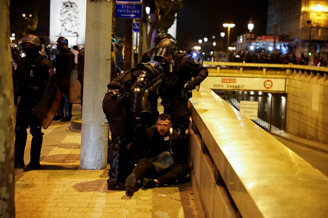 "Είναι τρελός, πυροβόλησε": Τα τελευταία λόγια του 17χρονου Ναχέλ λίγο πριν τον σκοτώσει ο αστυνομικός