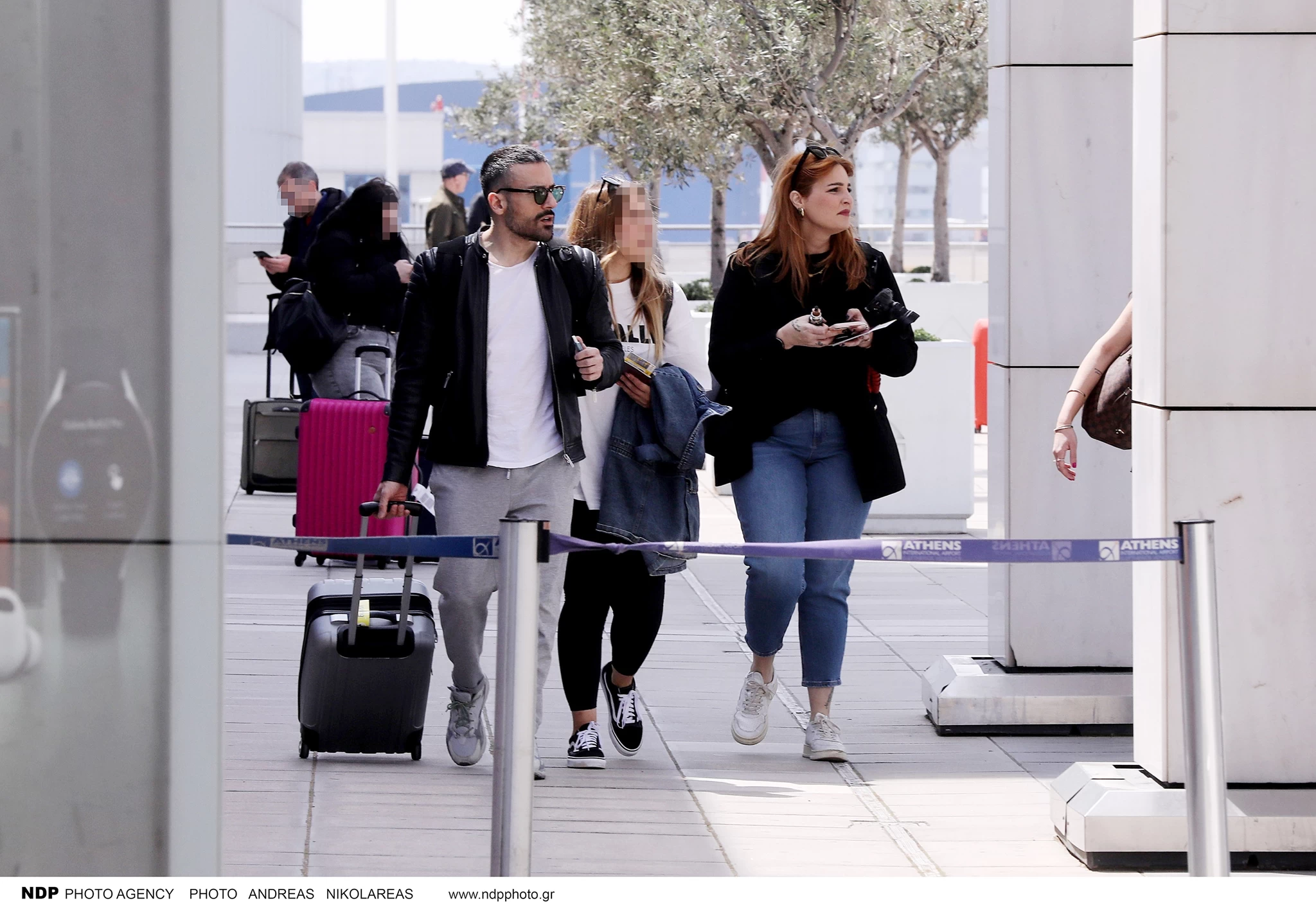 Εβελίνα Νικόλιζα: Η απόλυτη μεταμόρφωση - Η εμφάνιση στο θέατρο με μίνι φούστα και μπότες