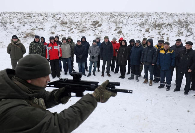 Επί ποδός πολέμου στην Ουκρανία: Πολίτες με το όπλο στη σκανδάλη μέσα στα σπίτια τους [εικόνες]