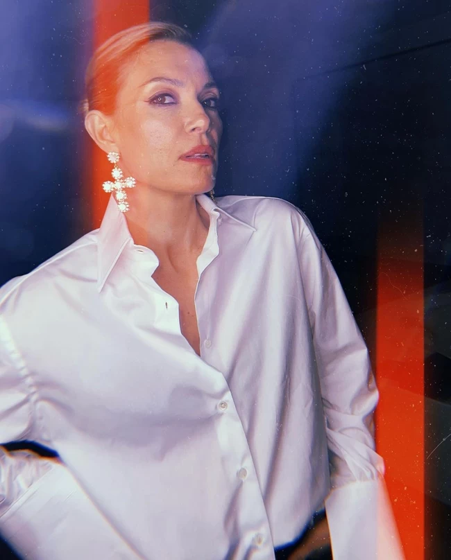 Βίκυ Καγιά: H super glam εμφάνιση με λευκό πουκάμισο, τζιν με ξέφτια, πετράδια και τα πιο στιλάτα γοβάκια Bottega Veneta