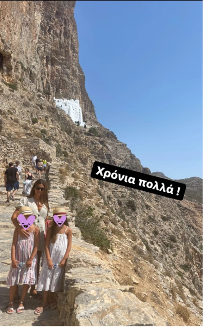 Σταματίνα Τσιμτσιλή: Στην Αμοργό με τις κόρες της που γιόρταζαν - Τα φορέματα και η απίθανη φωτογραφία