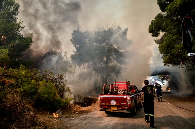 Πρώτες ελπίδες: Σε ύφεση τα μέτωπα σε Θρακομακεδόνες, Μαλακάσα και Βαρυμπόμπη - Συνεχείς αναζωπυρώσεις σε Άγιο Στέφανο και Πευκόφυτο