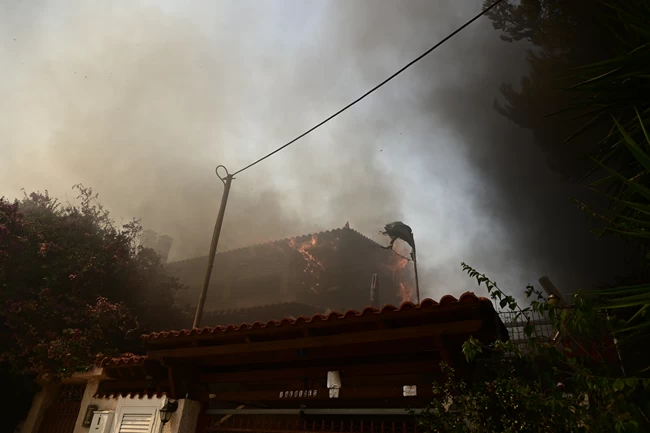 Οδηγοί προσοχή: Αν είστε στο Λαγονήσι εκκενώστε προς Αθήνα και όχι προς Ανάβυσσο